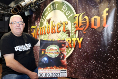 Foto: Boris Baschin, Wolfsburg, Ankündigung Jembker Hof Party, Olaf Lorenzen zeigt plakat, Party, Musikhof,